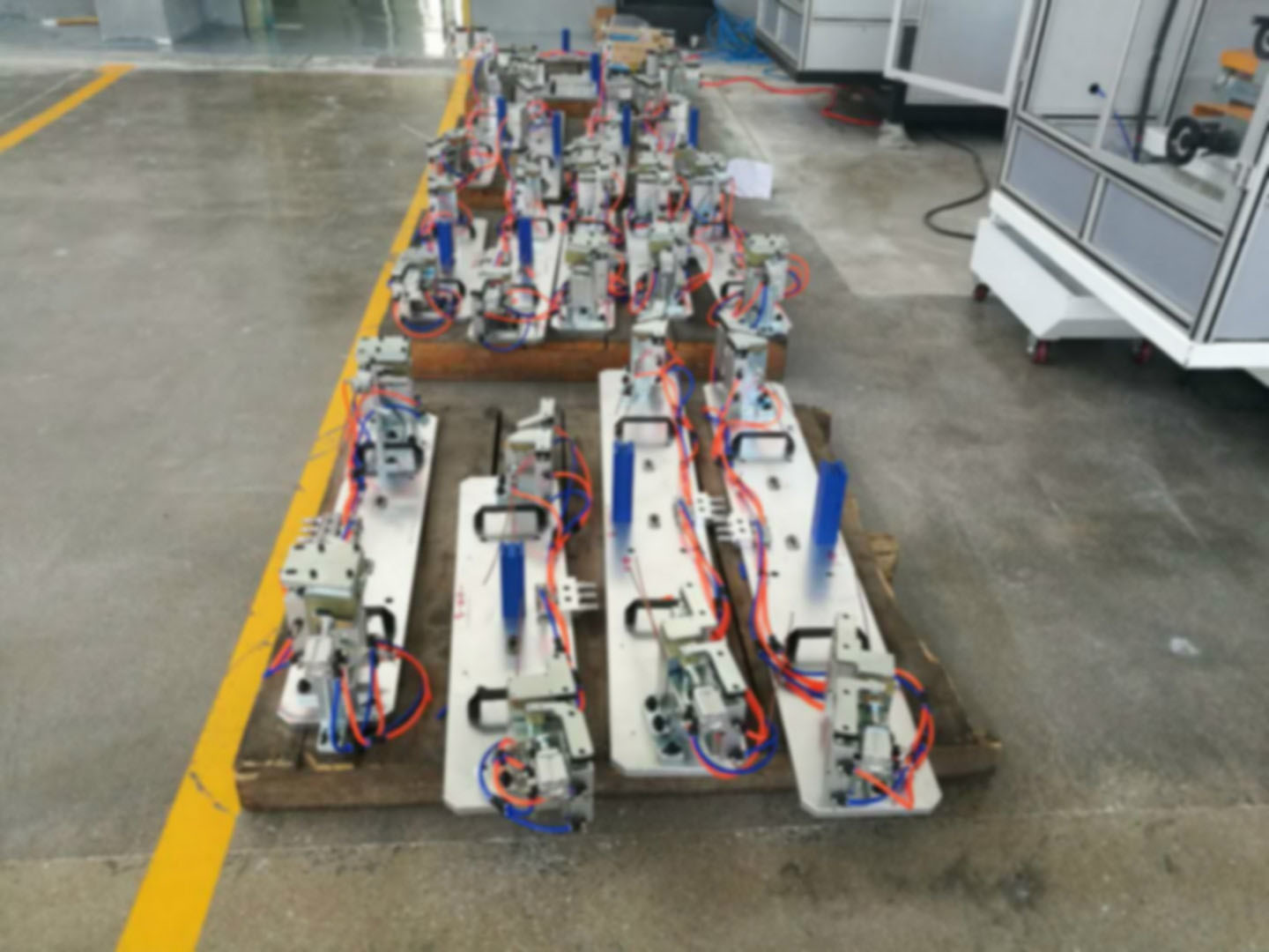 汽车饰条锯切夹具