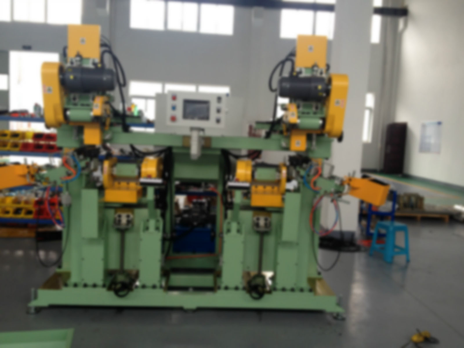 汽车门窗框四头锯切机