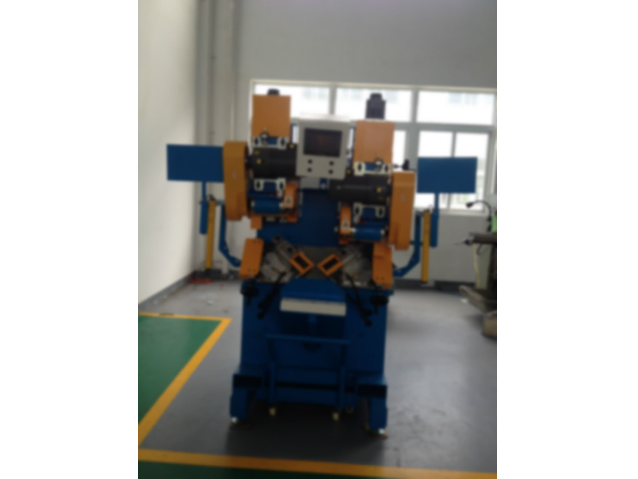 汽车门窗框伺服双头锯切机